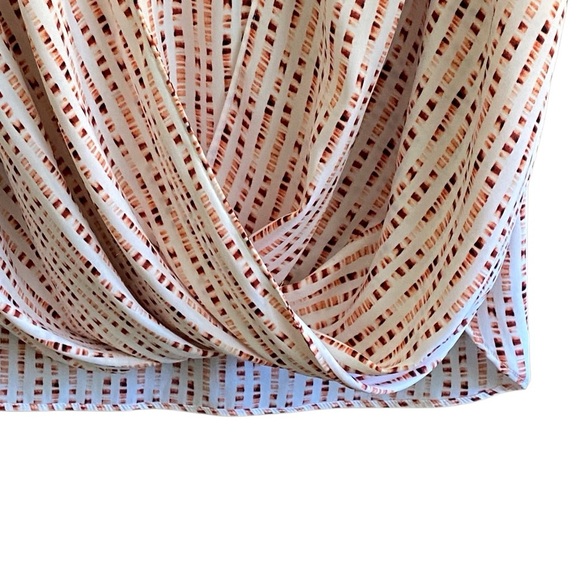 White House Black Market Printed Surplice Blouse. Size 8. - Picture 5 of 7